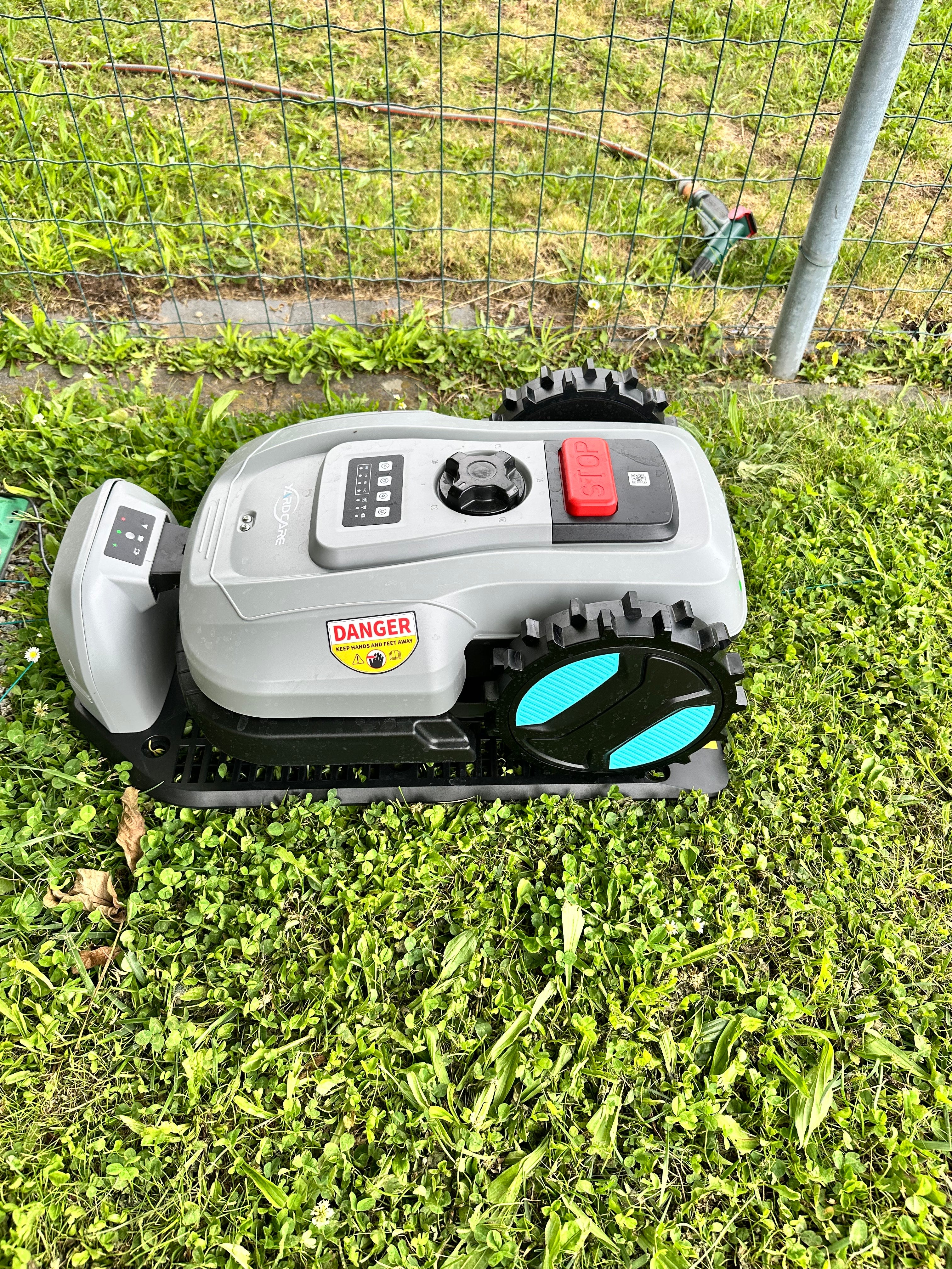 YARDCARE E400 Robotic Lawn Mower with Auto-Charging
